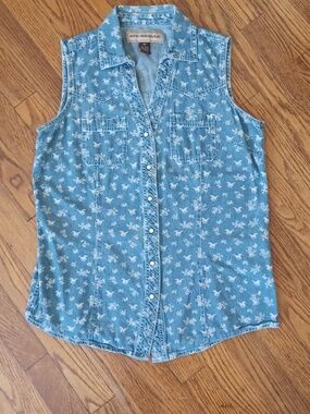 Bit&Bridle Sleeveless Denim Shirt - Light Blue Horse & Leaf Print Pearl Snaps WM